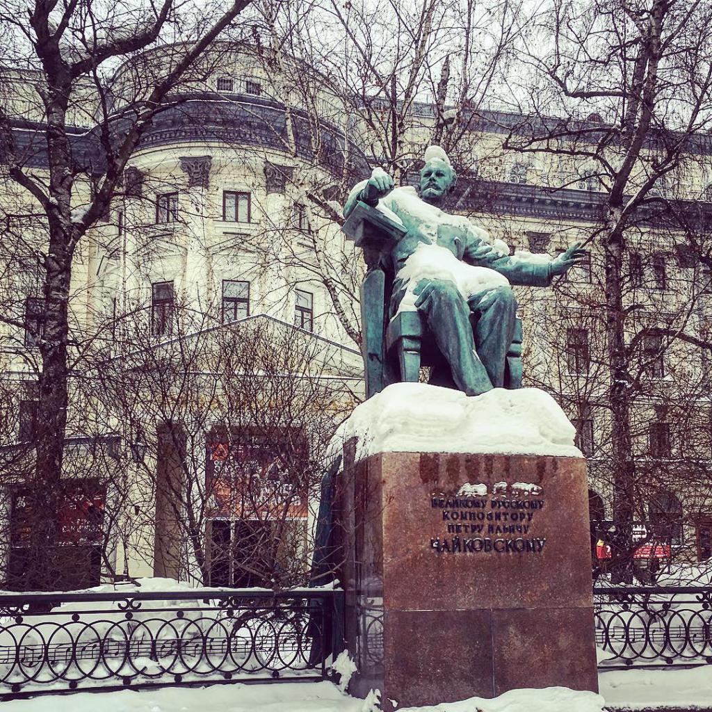 Паметник на Чайковски през зимата