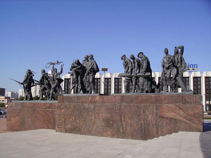 monumento agli eroici difensori di Leningrado sulla piazza