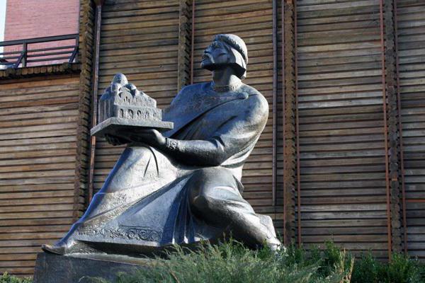 opis spomenika Yaroslavu Mudremu v Yaroslavlu