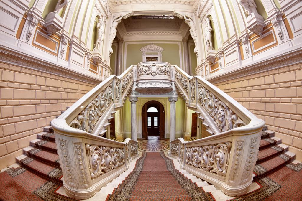 Główne schody pałacu weselnego 1