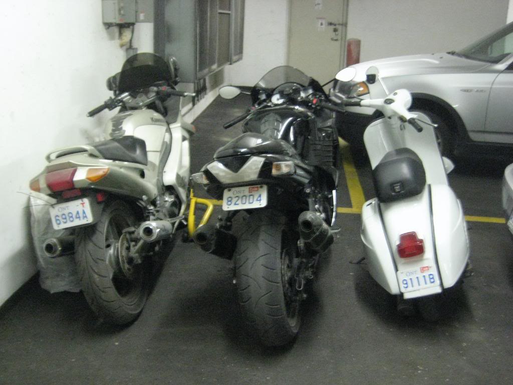 Kawasaki ZZR 250 v garaži