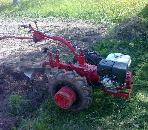 chůze traktor MTZ recenze