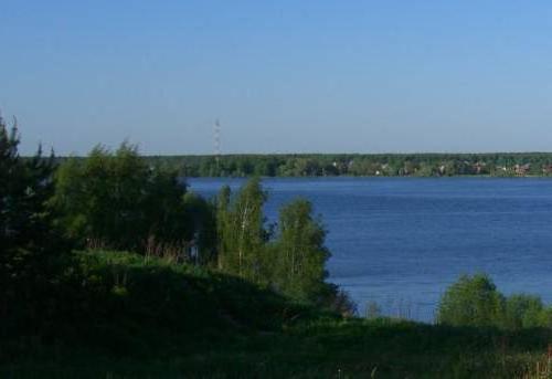 Resto del bacino idrico di Mozhayskoye con una spiaggia di Ilyinsky