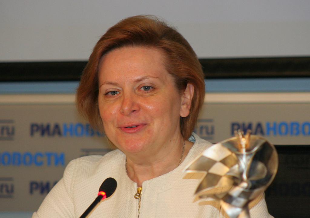 Natalia Komarova in una conferenza stampa