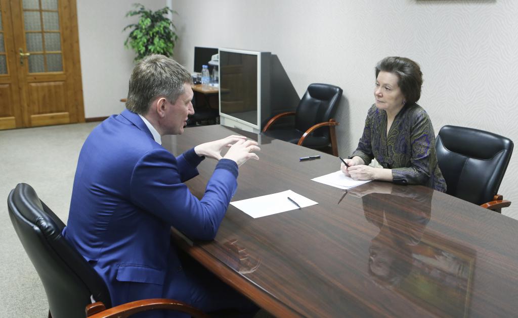 Komarova parla con un collega