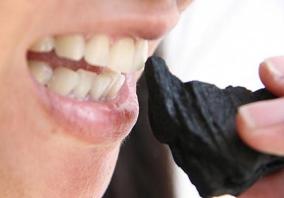 wybielanie zębów za pomocą węgla drzewnego