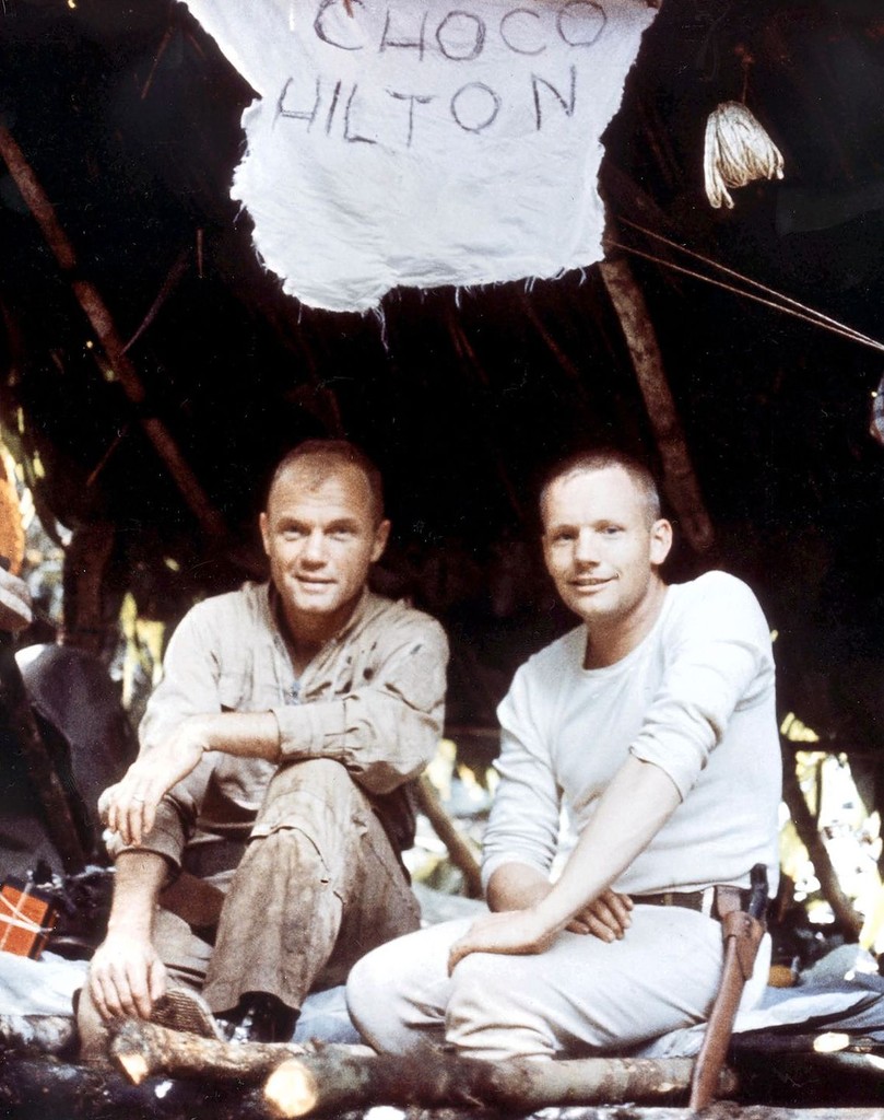 John Glenn i Neil Armstrong podczas treningu przetrwania w dżungli w Panamie