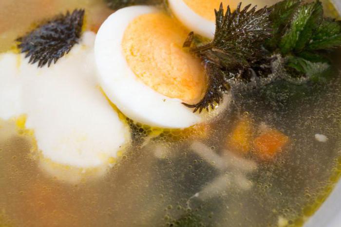 zuppa di acetosa e ortica con uovo