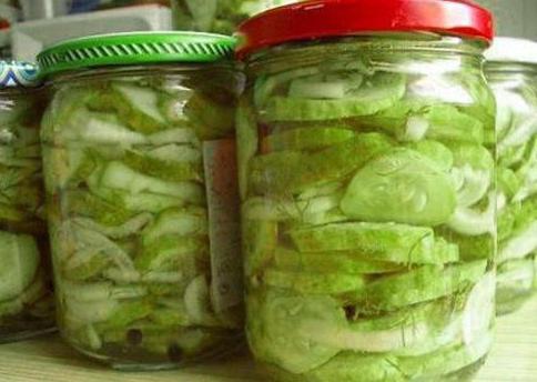 Nežinska solata s kumaricami in paradižnikom