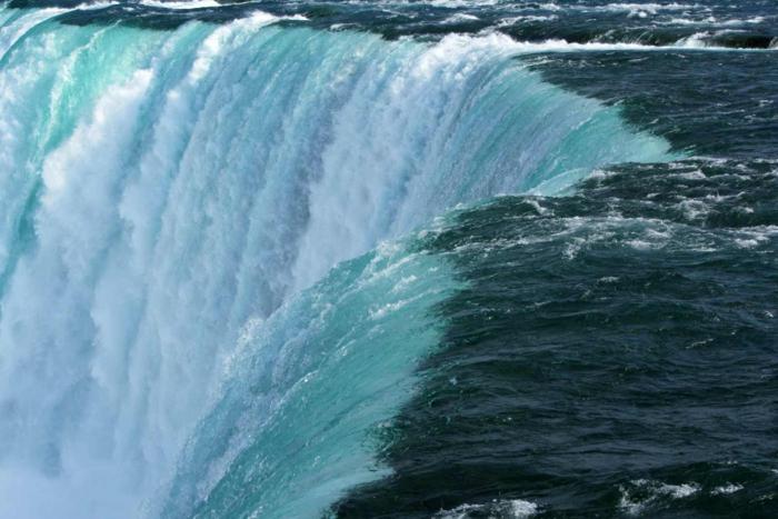 Niagara slapovi so nastali na reki niagari