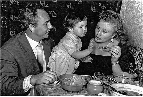 Nikolay Rybnikov con sua moglie e sua figlia