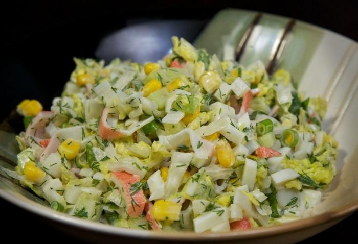 salata z rakovico in zelje