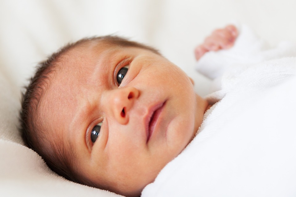 masaža za obstrukcijo solznega kanala pri novorojenčkih