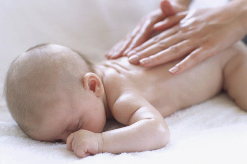 Masaż dla obturacyjnego zapalenia oskrzeli u niemowląt