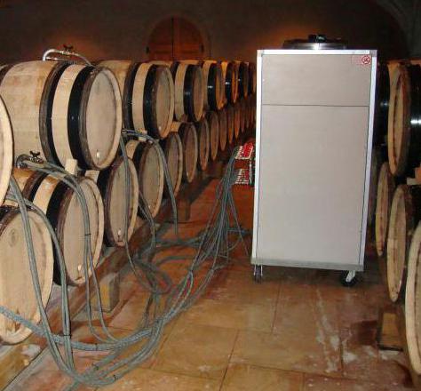 víno fermentační nádrže s vodním těsněním