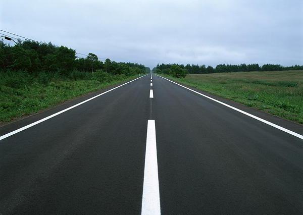 olejová asfaltová silnice