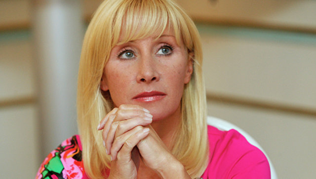 Oksana Pushkina v růžovém svetru
