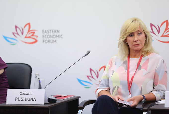 Oksana Pushkina na tiskové konferenci