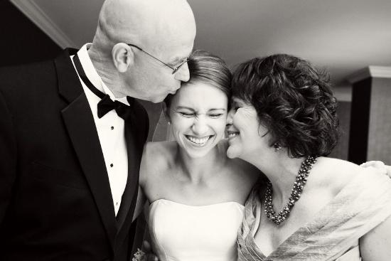 Родитељи честитају на венчању њихове ћерке
