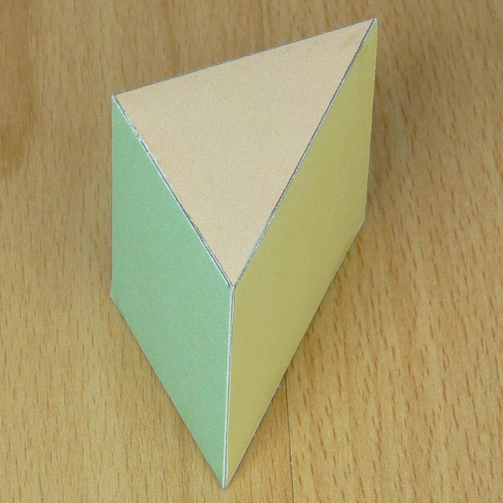 Триъгълна призма