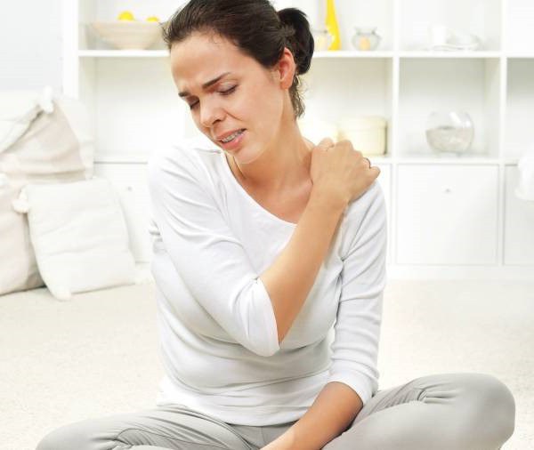 bolečina v vratu in rami povzroča zdravljenje