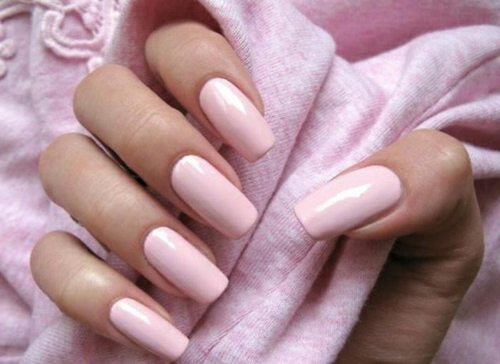 manicure rosa pallido