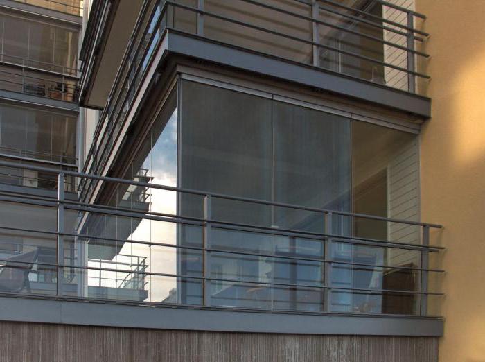 foto di balcone con vetri panoramici