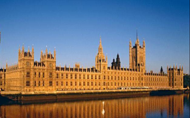 stavba parlamenta v Londonu
