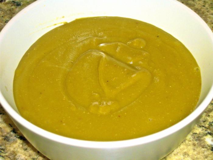 zuppa di piselli con la ricetta affumicata in una pentola a cottura lenta