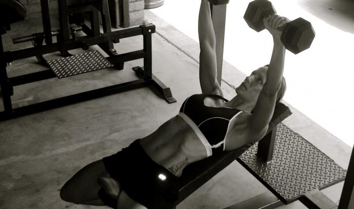 упражнения за гръдните мускули за жени с гири