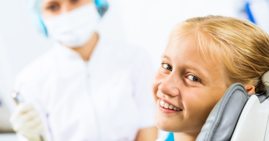 Dívka se usmívá k lékaři