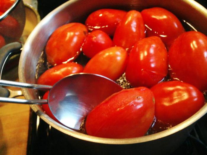 marynowane zielone pomidory w rondlu