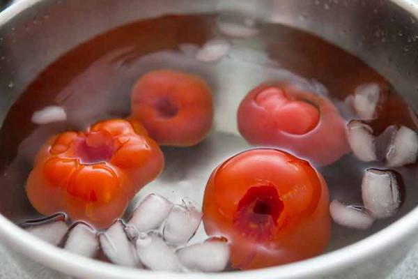 nakládaná rajčata v pánvi