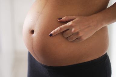 Striscia di pancia durante la foto di gravidanza