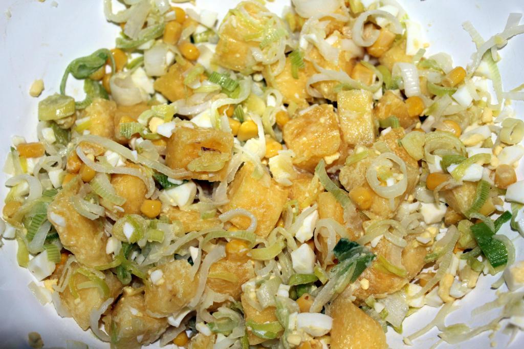 Recept za salatu od ananasa s piletinom i kukuruzom.
