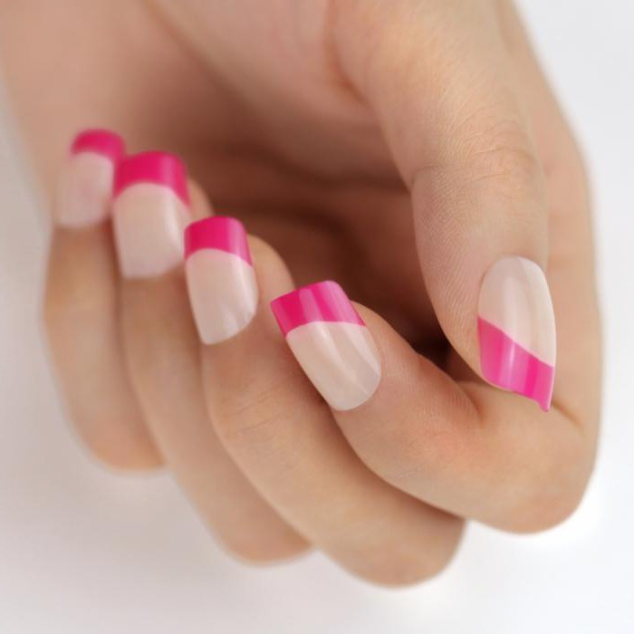 francese rosa sulle unghie