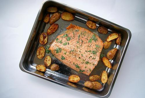 Rožnati losos v pečici s krompirjem