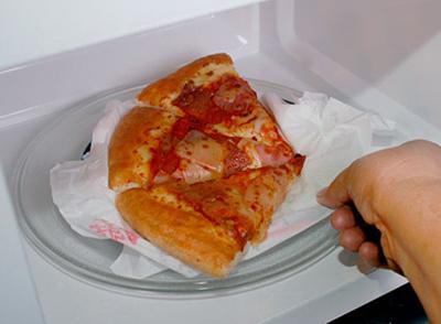 rychlá pizza v mikrovlnné troubě