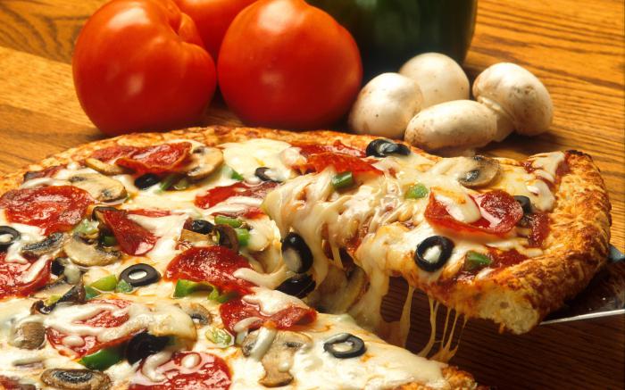 pizza s gljivama i fotografijom rajčice