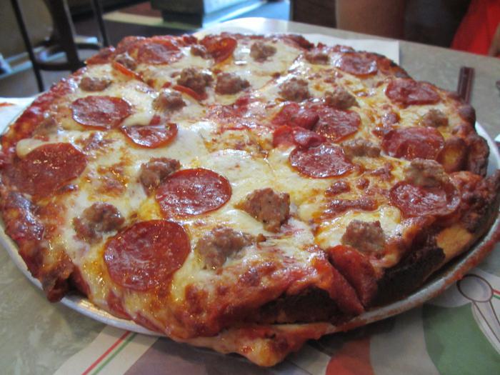 pizza s klobásou a sýrem
