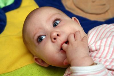 placca bianca nella bocca del bambino
