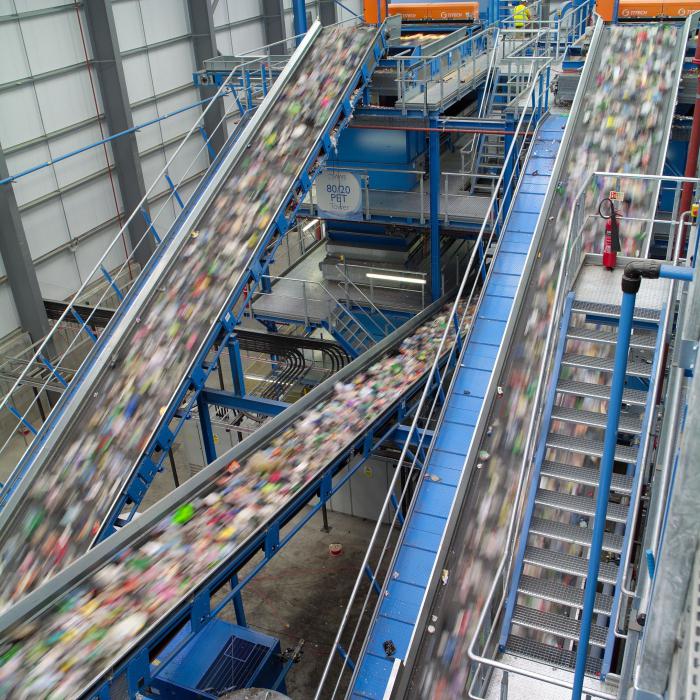 Завод за рециклиране на пластмасови бутилки