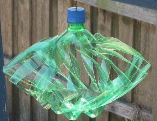 Wiatraczek z plastikowych butelek.
