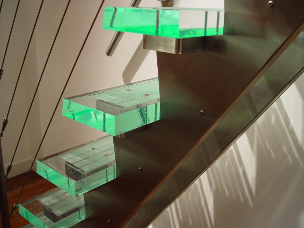 stopnišče iz pleksi stekla