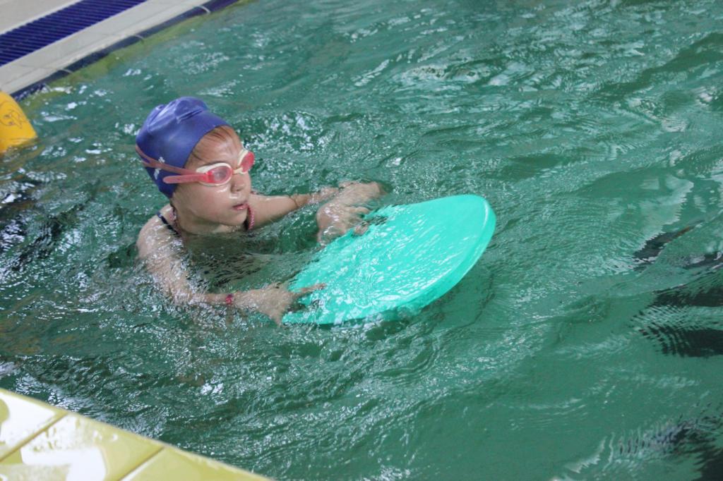 Bambino in piscina