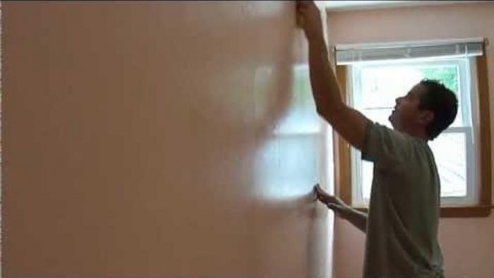 Zalijevanje zidova prije lijepljenja tapeta