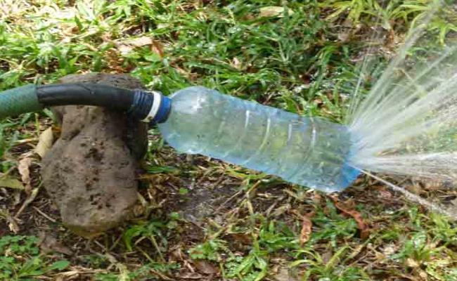 irrigazione a goccia con bottiglia di plastica