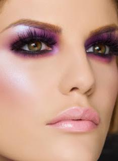 make-up pod fialovým šatem