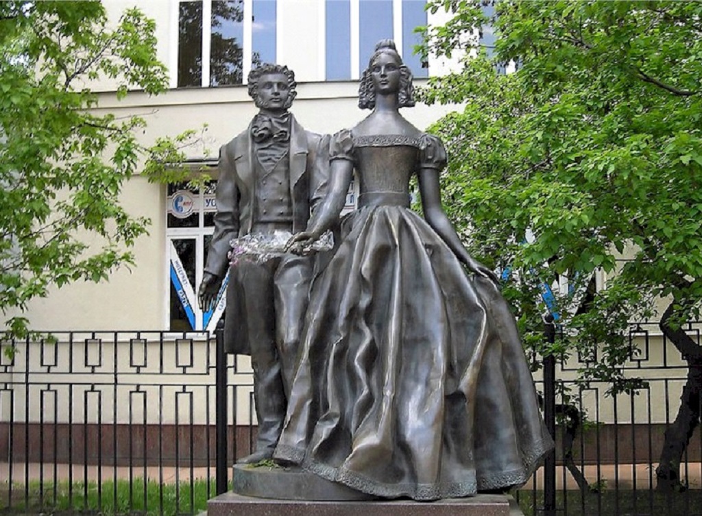Monumento a Pushkin e Goncharova