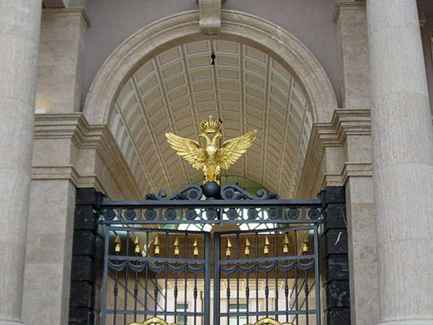 cancello principale del palazzo